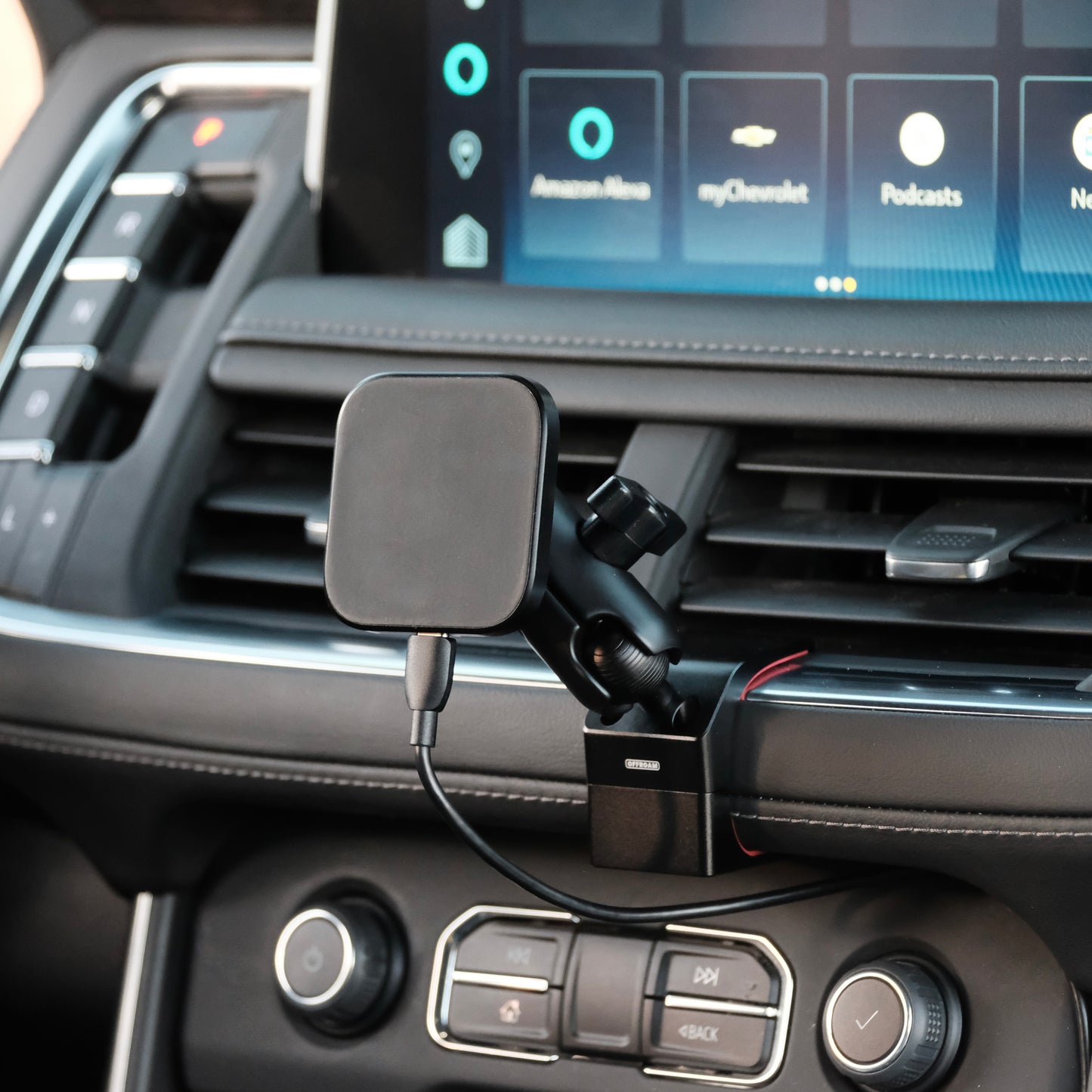 Chevrolet Suburban | Tahoe & GMC Yukon | Yukon XL 2021-2024 Magnetic Qi2 Charging Phone Mount
