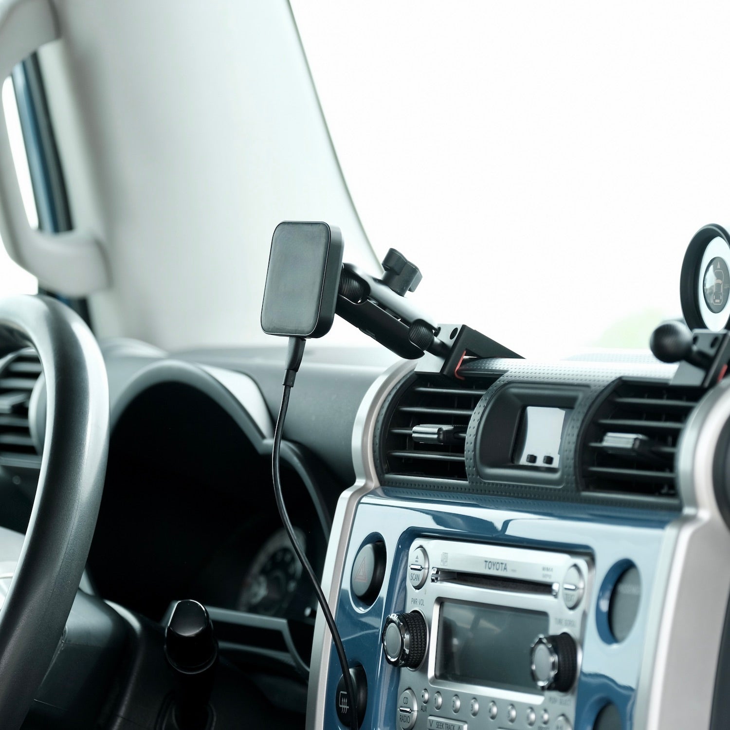 Toyota FJ Cruiser Magnetic Charging Phone Mount for 4x4 trails. MagSafe magnet compatible