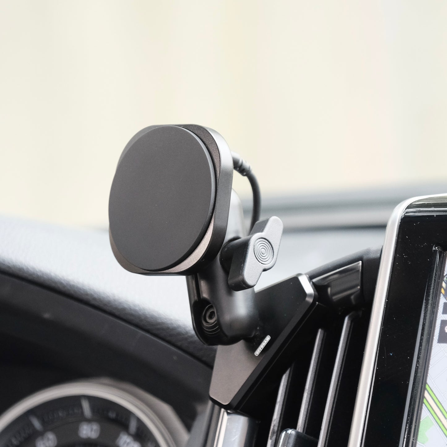 Toyota Land Cruiser 200 2016-2021 MagSafe-compatible Phone Mount