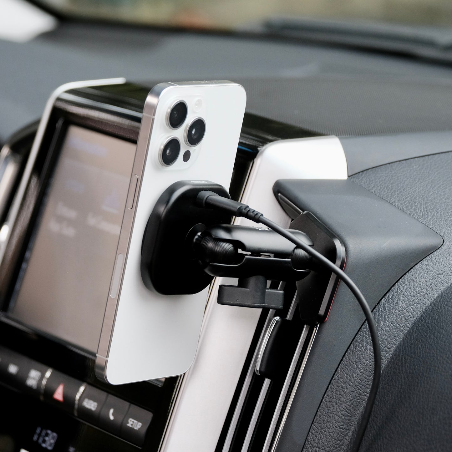 Toyota Land Cruiser 200 2016-2021 MagSafe-compatible Phone Mount