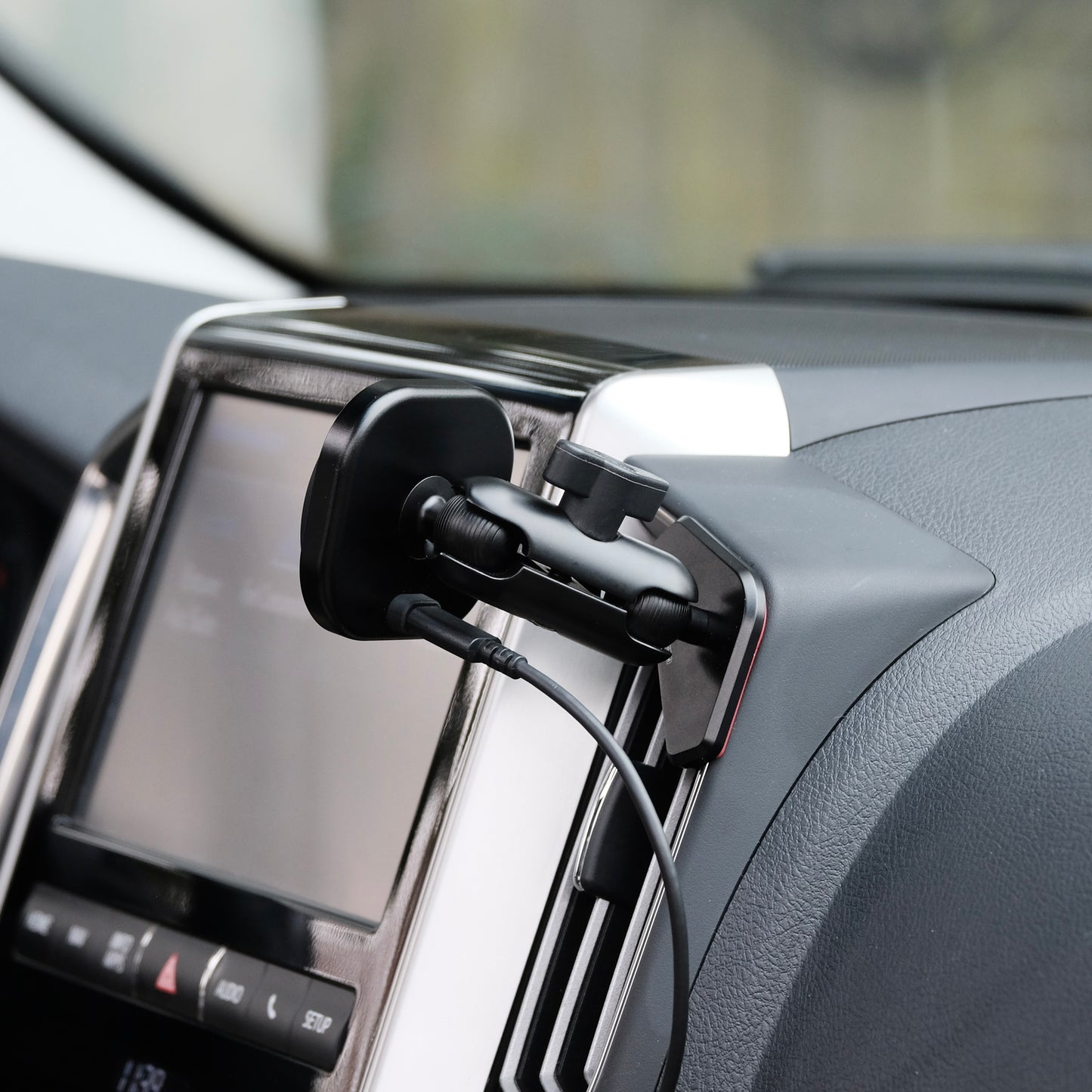Toyota Land Cruiser 200 2016-2021 MagSafe-compatible Phone Mount
