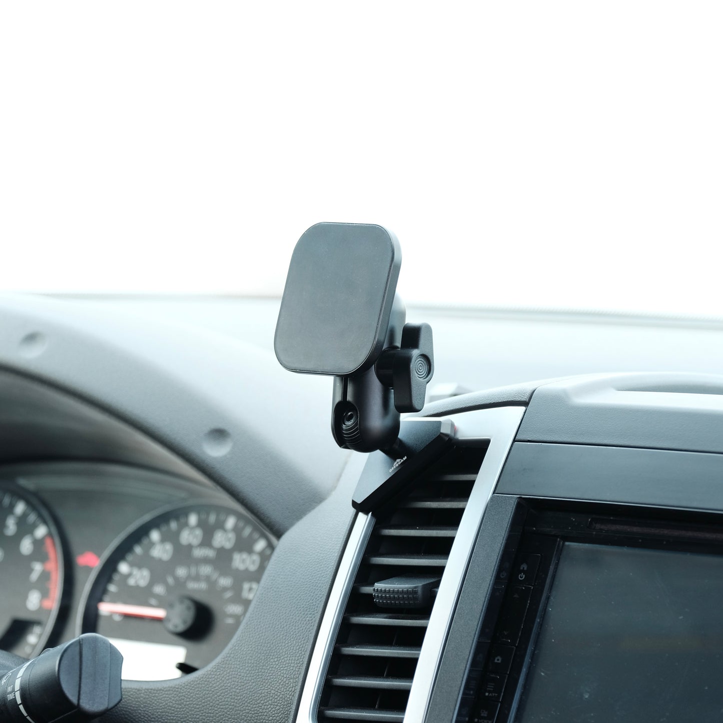 Nissan Frontier (2013-2021) | Xterra (2013-2015) Phone Mount with MagSafe - Offroam
