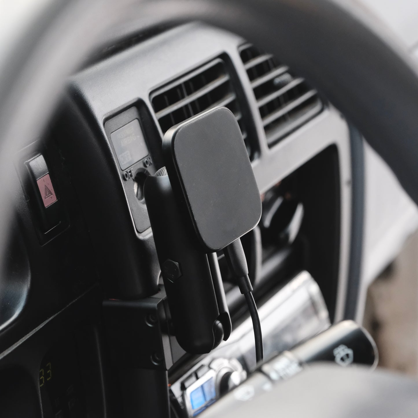 Toyota Tacoma (1996-2004) Magnetic Wireless Charging Phone Mount - Offroam