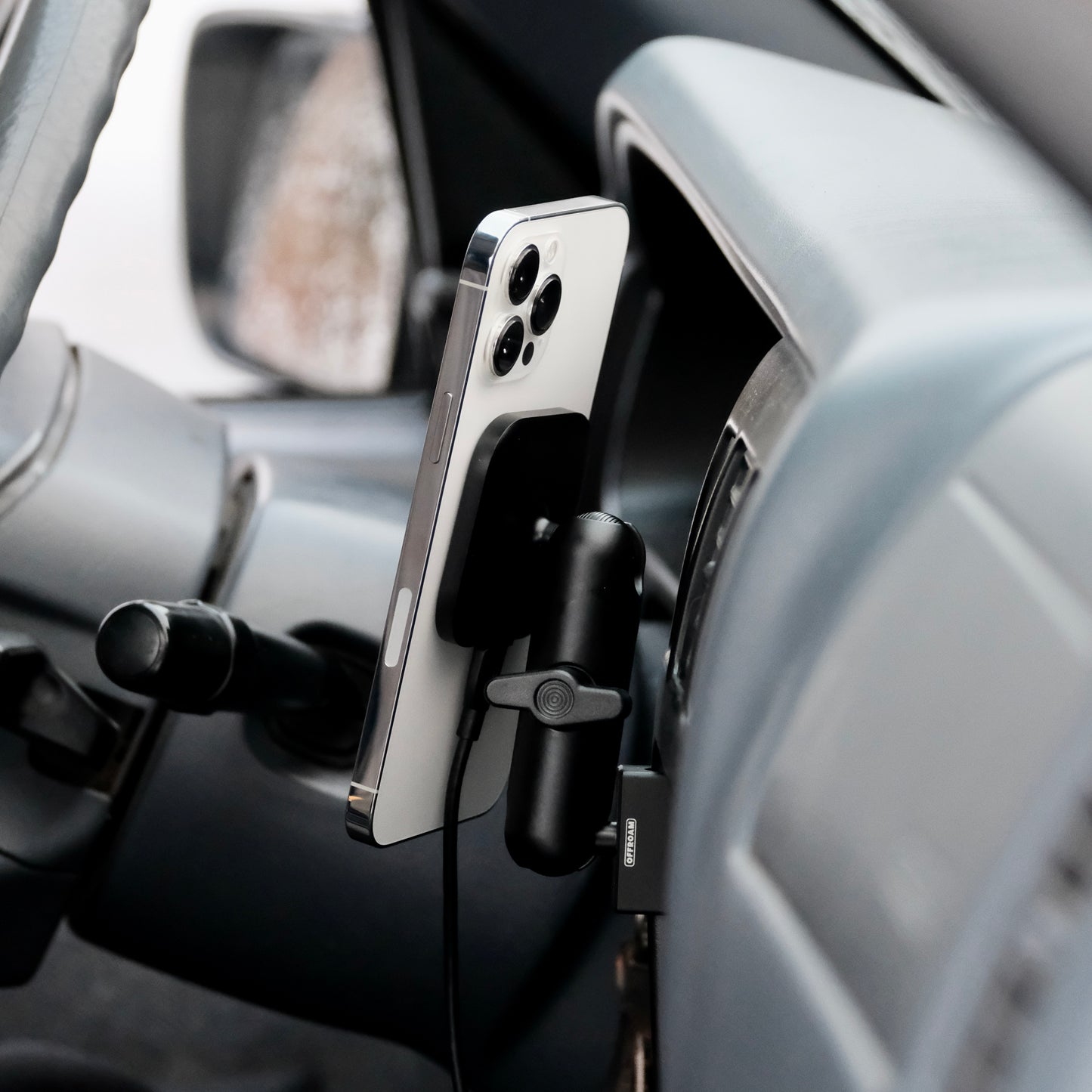 Toyota Tacoma (1996-2004) Magnetic Wireless Charging Phone Mount - Offroam