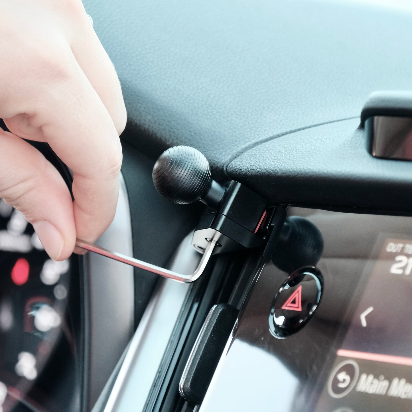 Subaru Outback | Legacy 2020-2024 Magnetic Charging Phone Mount - Offroam