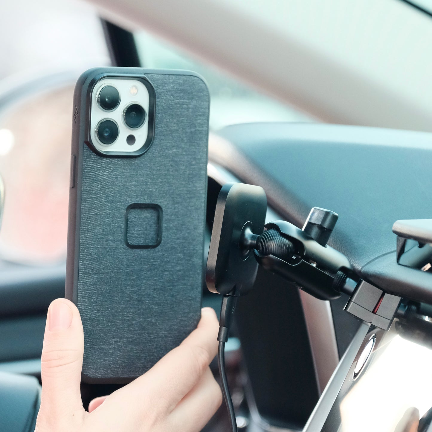 Subaru Outback | Legacy 2020-2024 Magnetic Charging Phone Mount - Offroam