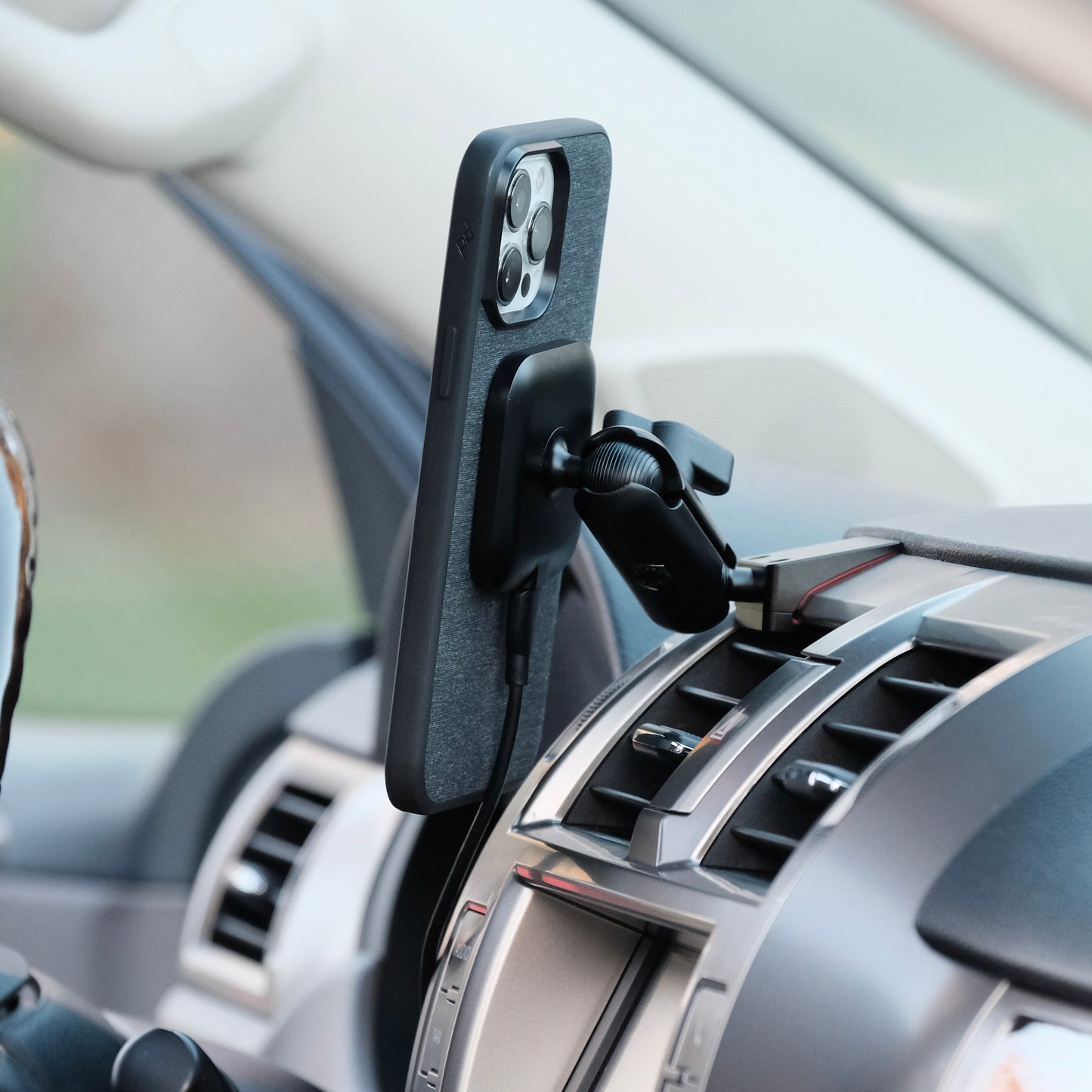 Lexus GX460 2010-2021 Magnetic Charging Phone Mount - Offroam