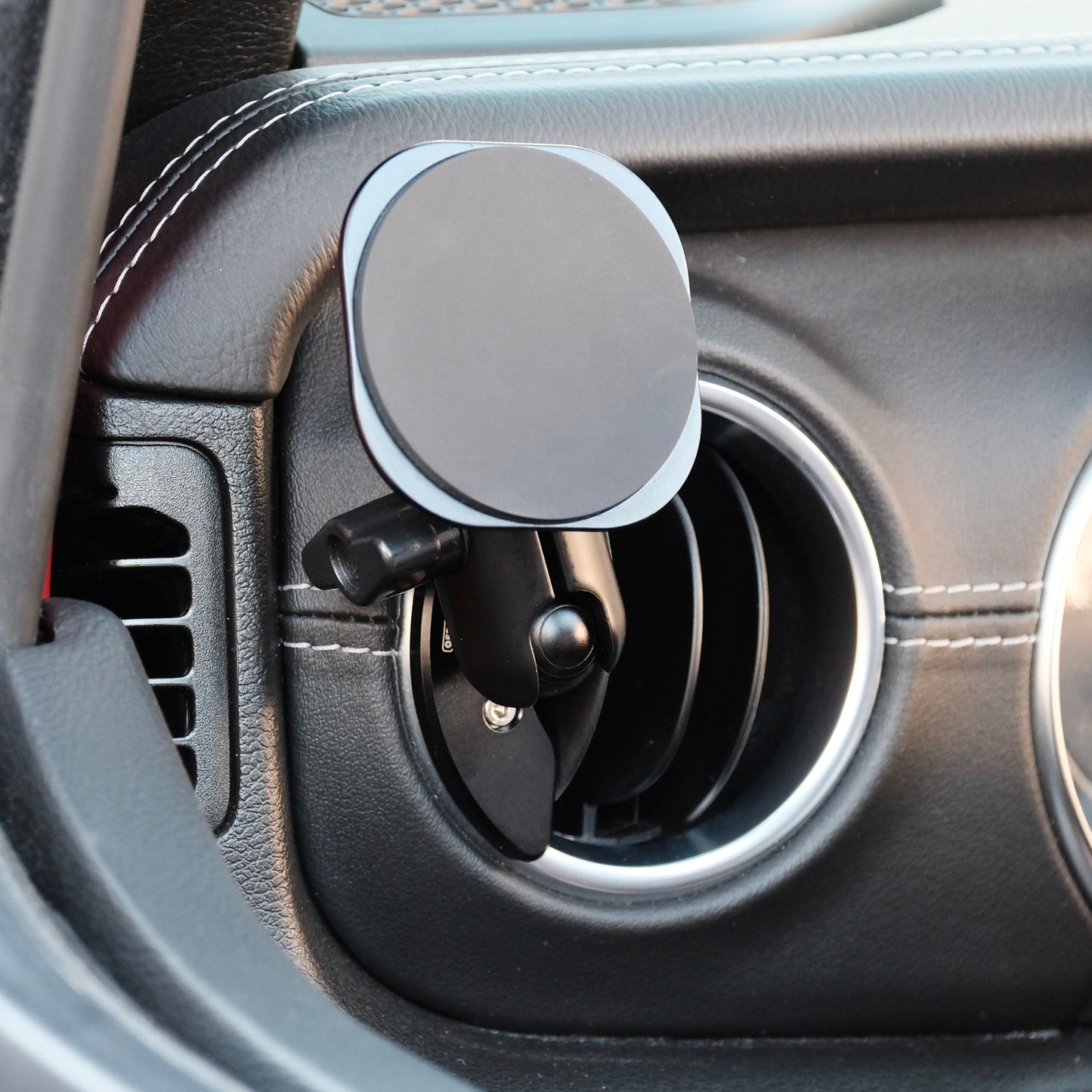 Jeep Wrangler 2018-2023 | Gladiator 2019-2023 MagSafe-compatible Phone Mount, Airvent