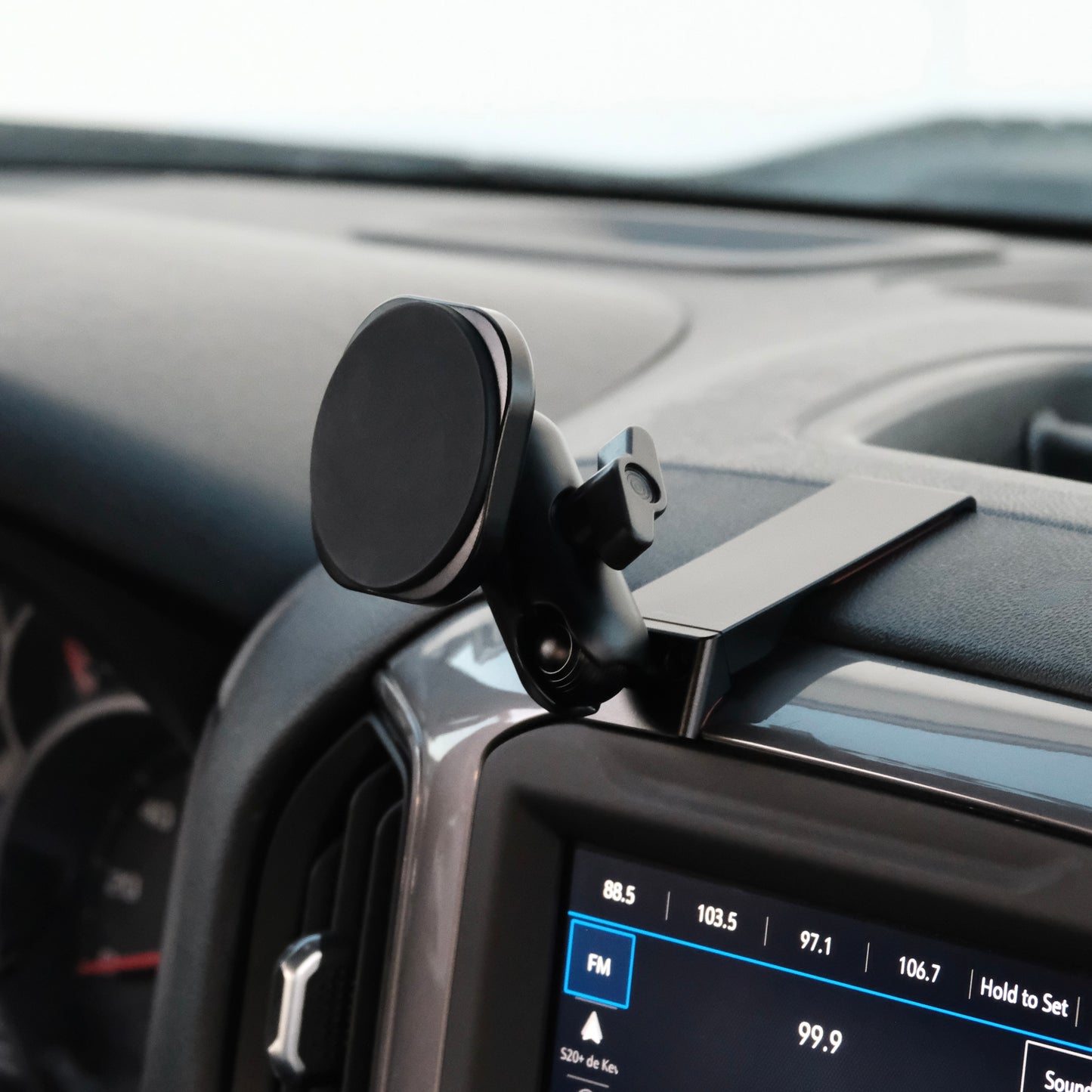 Chevrolet Silverado 2019-2024 | Silverado HD 2020-2024 and GMC Sierra 1500 2019-2021 | Sierra HD 2020-2023 with 7-in.|8-in. display MagSafe Phone Mount