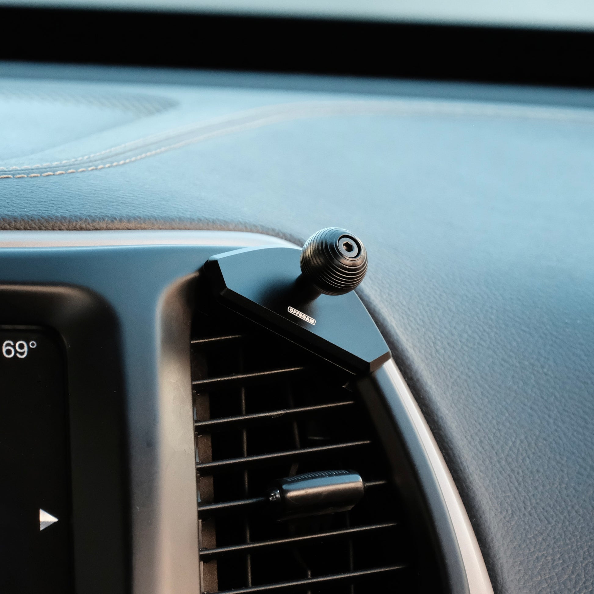 Offroam mounting base installed in the passenger side of the center air vent in the Jeep Cherokee 2014 2018 model years with 20 mm ball attachment for accessories, radios GPS navigation devices and phones