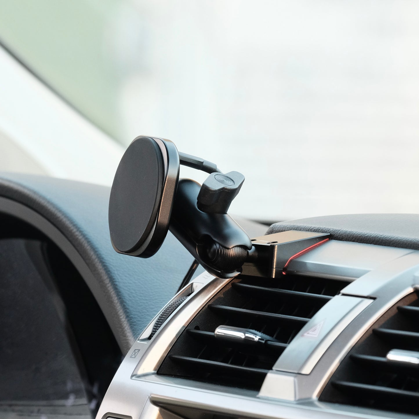 Offroam phone mount Qi2.1 charging magsafe-compatible installed securely with vehicle-specific base featuring 20mm ball connection. Fully adjustable