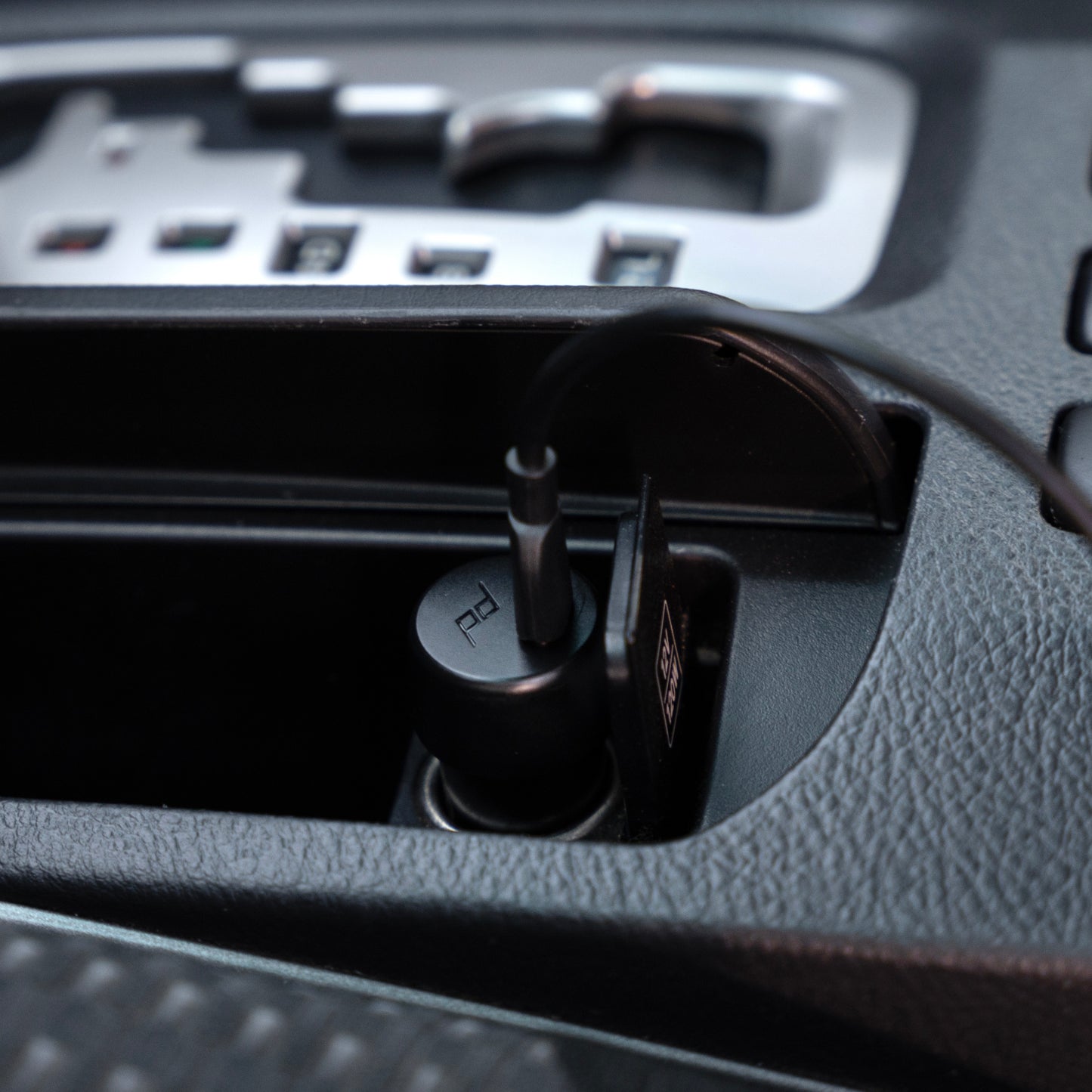 Toyota 4Runner (2003-2009) Magnetic Charging Phone Mount - Offroam