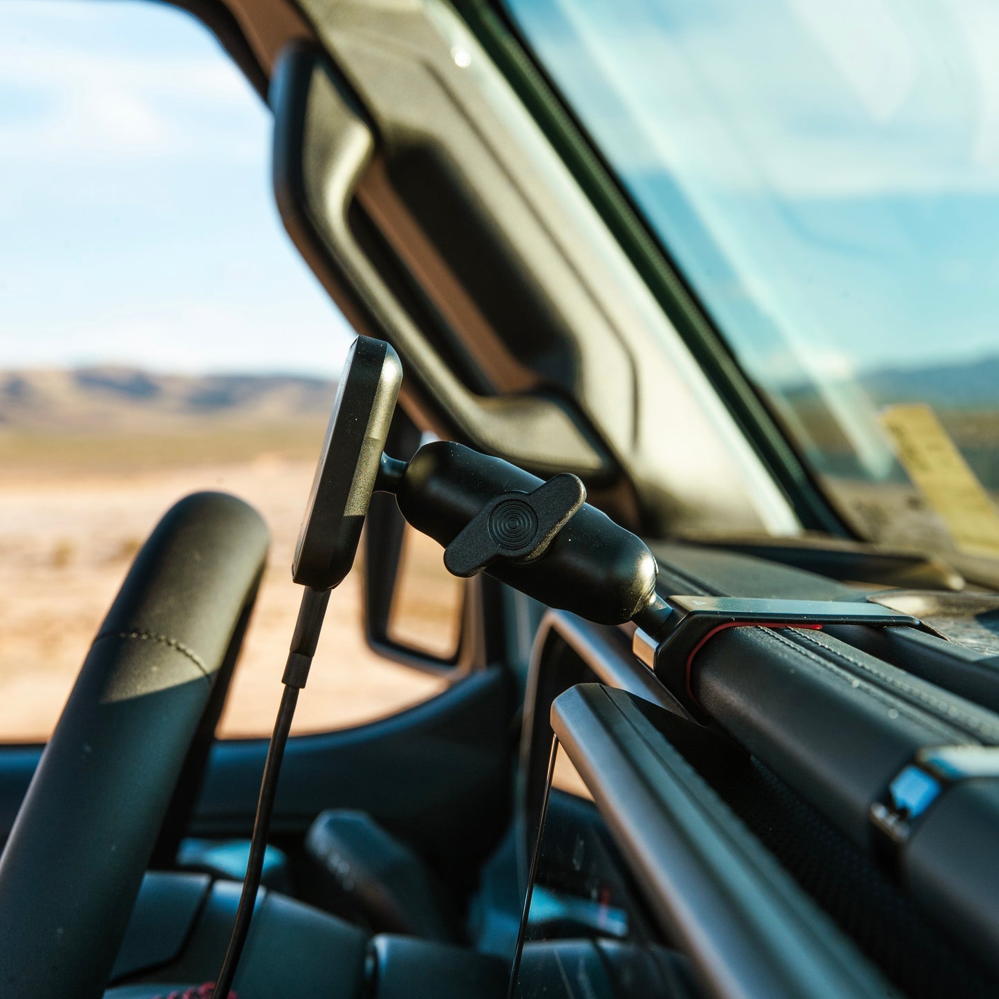 Jeep Wrangler JL | Gladiator JT (2024) Magnetic Charging Phone Mount - Offroam