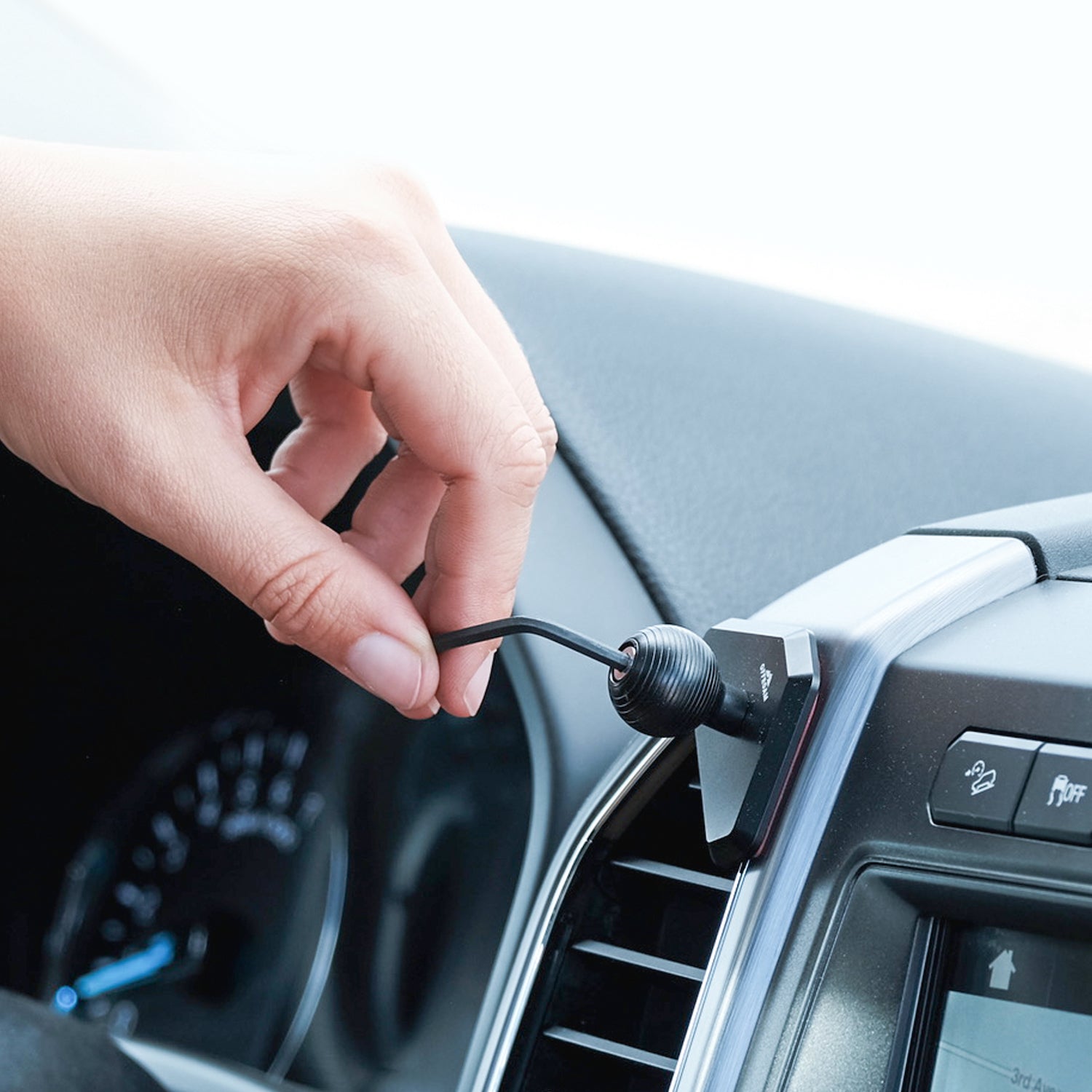 Magnetic Charging Phone Mount Kit - Ford F-150 (2015 - 2020) - Offroam