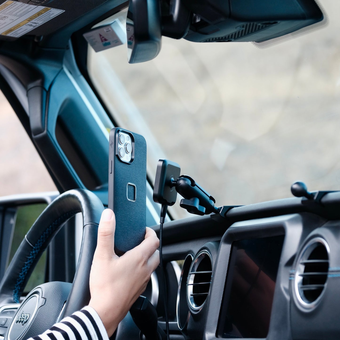 Magnetic Charging Dashboard Phone Mount Kit - Jeep Wrangler JL / Gladiator JT (2018 - Present) - Offroam