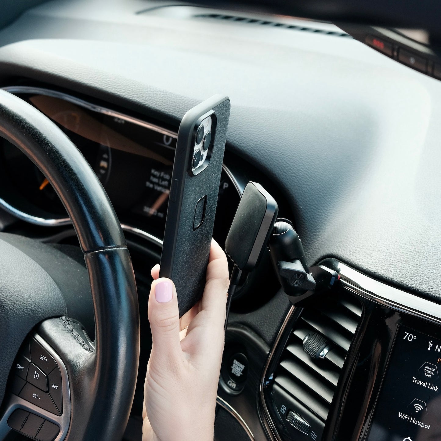Magnetic Charging Phone Mount Kit - Jeep Grand Cherokee (2011-2021) - Offroam