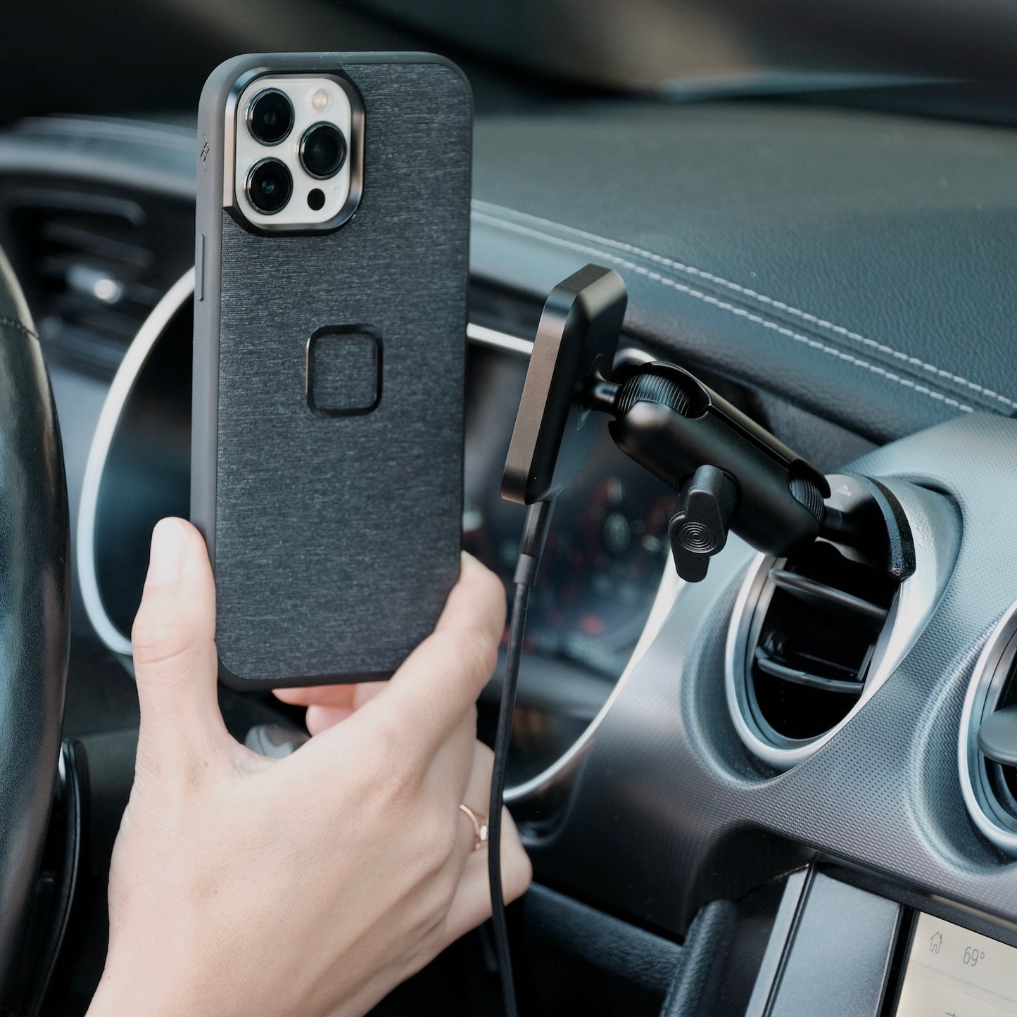 Magnetic Charging Phone Mount for Ford Mustang (2015-2023) - Offroam