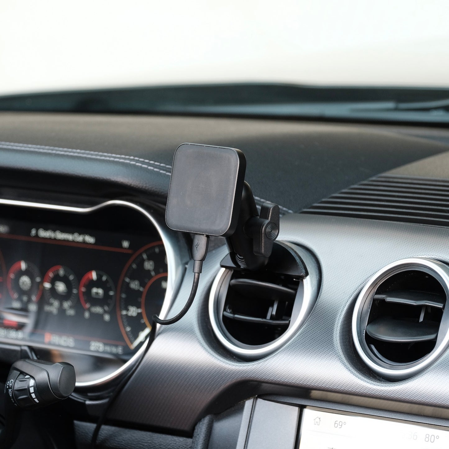 Magnetic Charging Phone Mount for Ford Mustang (2015-2023) - Offroam