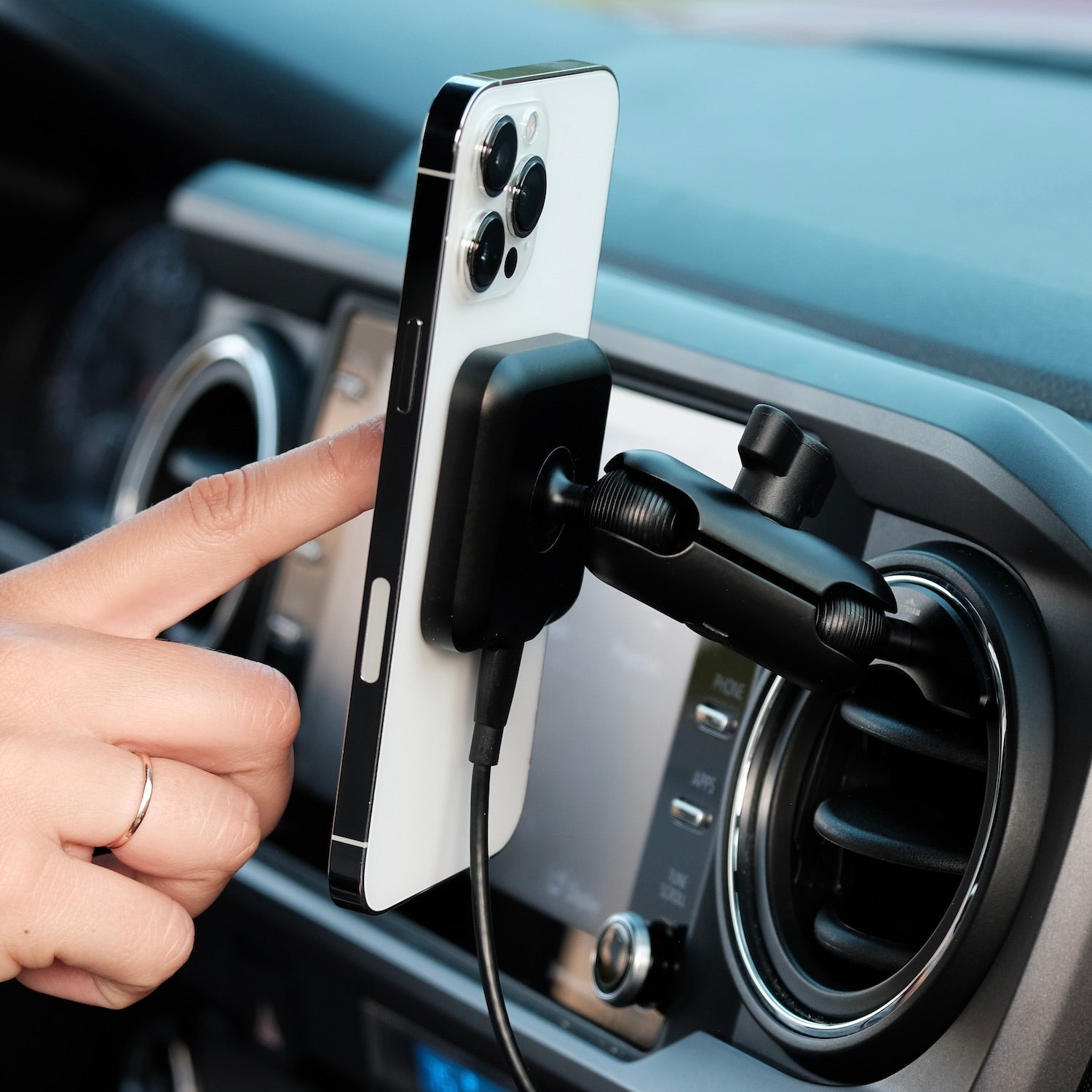 DE World All-in-1 Automatic Arm Wireless Charging Car Mount