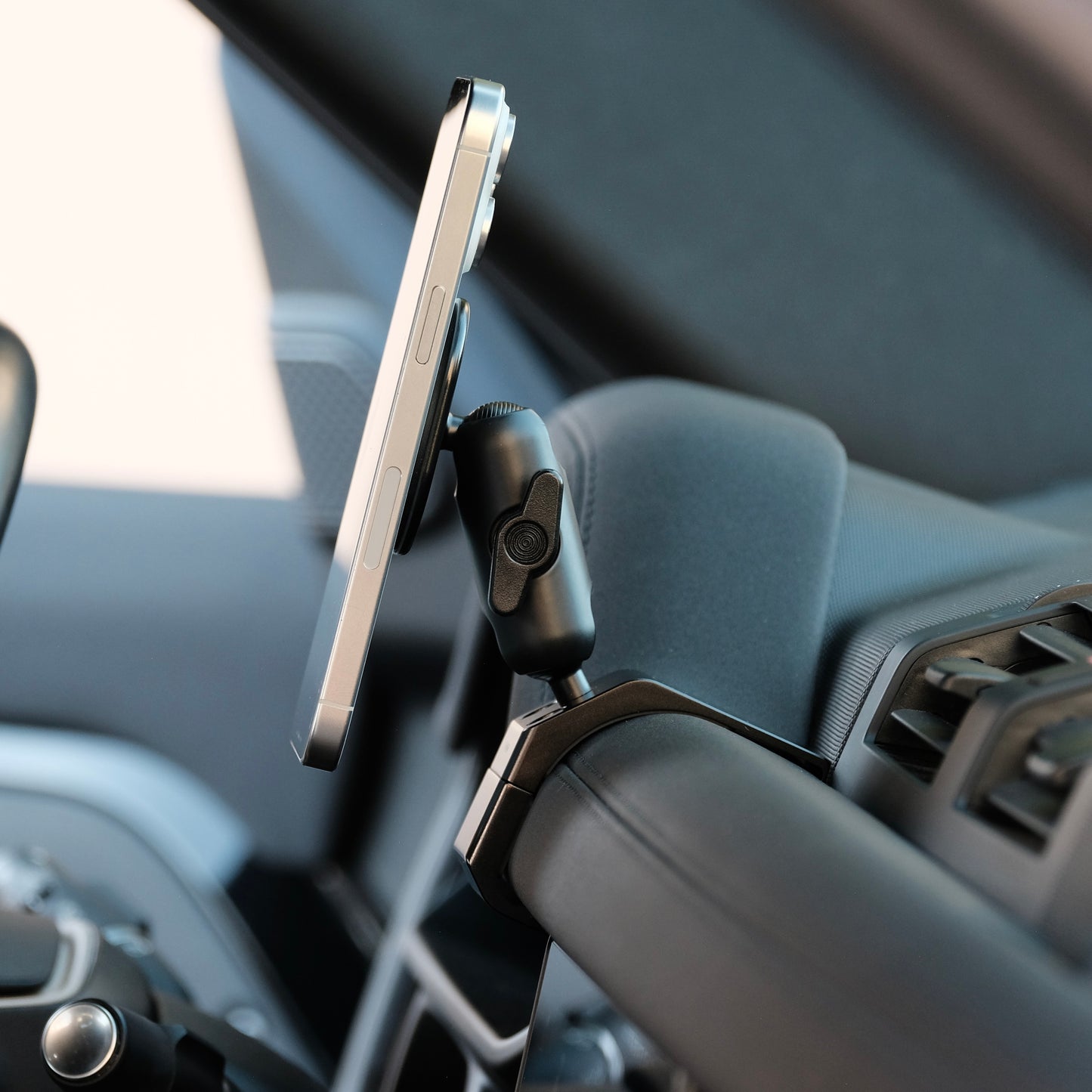 Land Rover Defender 2020-2026 MagSafe-compatible Phone Mount