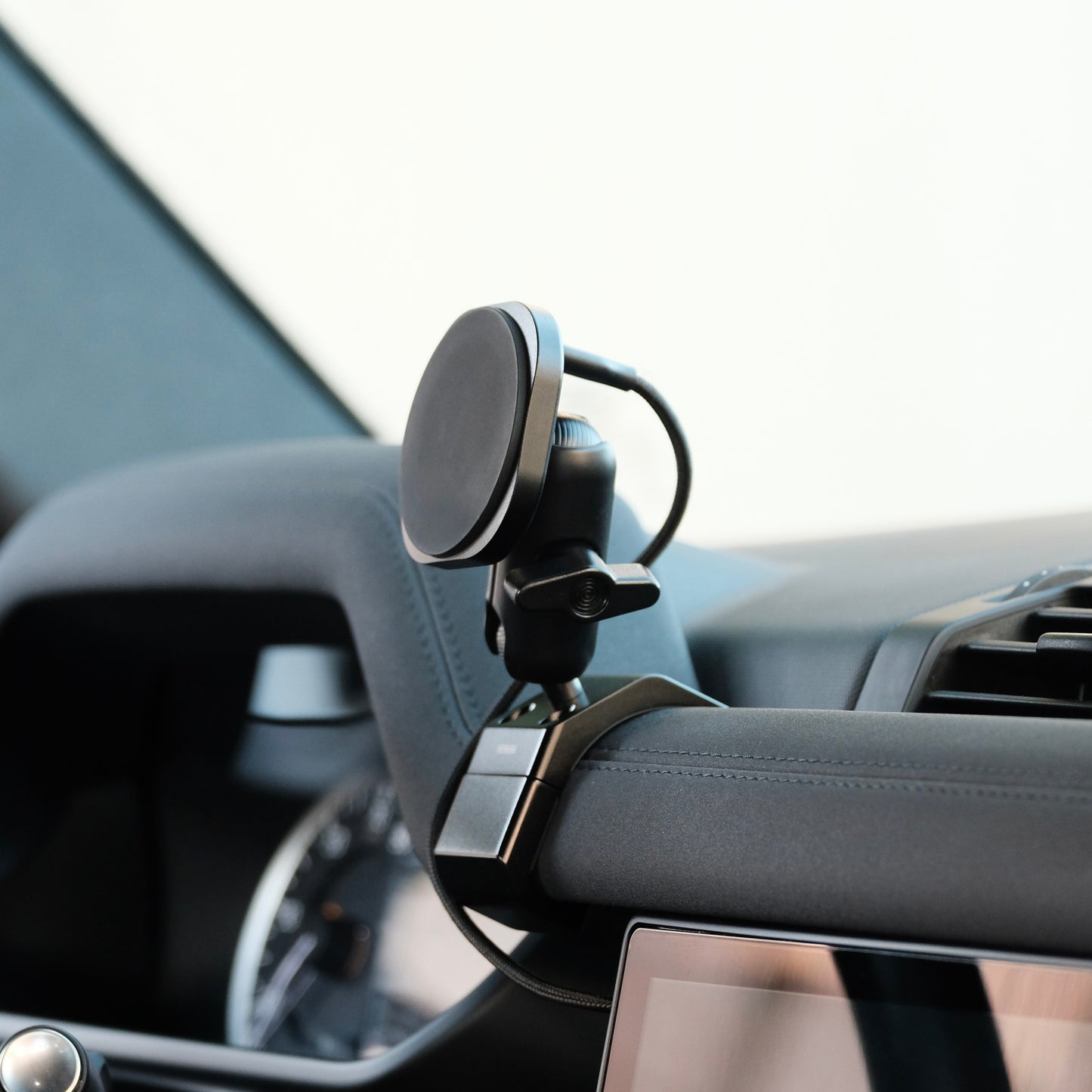 Land Rover Defender 2020-2026 MagSafe-compatible Phone Mount