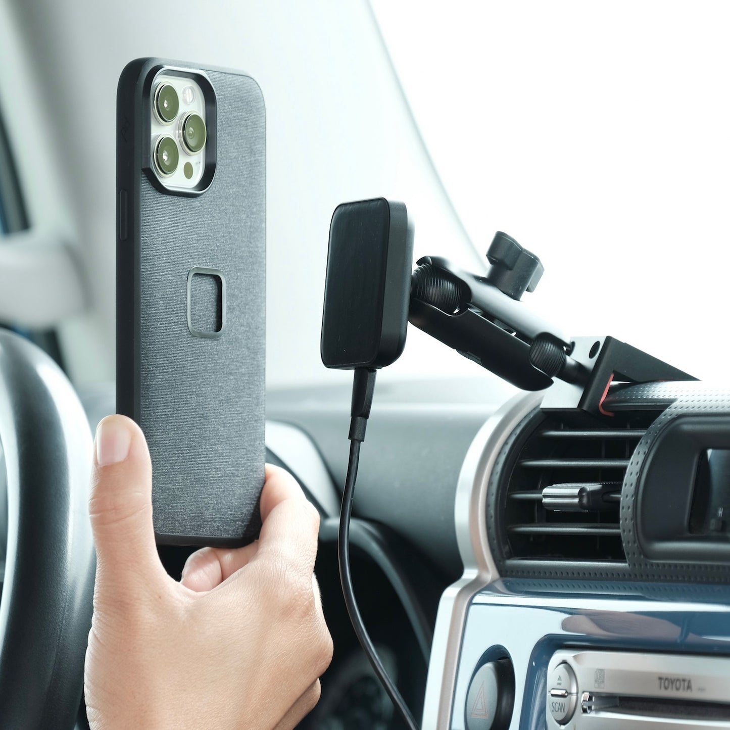 FJ Cruiser MagSafe phone mount and charger. Strong hold for 4x4 trails, fast charging for iPhone and Android devices