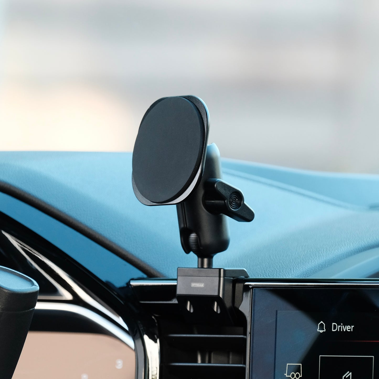 Chevrolet Silverado 2022-2025 | Silverado HD 2024-2025 and GMC Sierra 1500 2022-2025 | Sierra HD 2024-2025 with 13.4-in. display MagSafe-compatible Phone Mount
