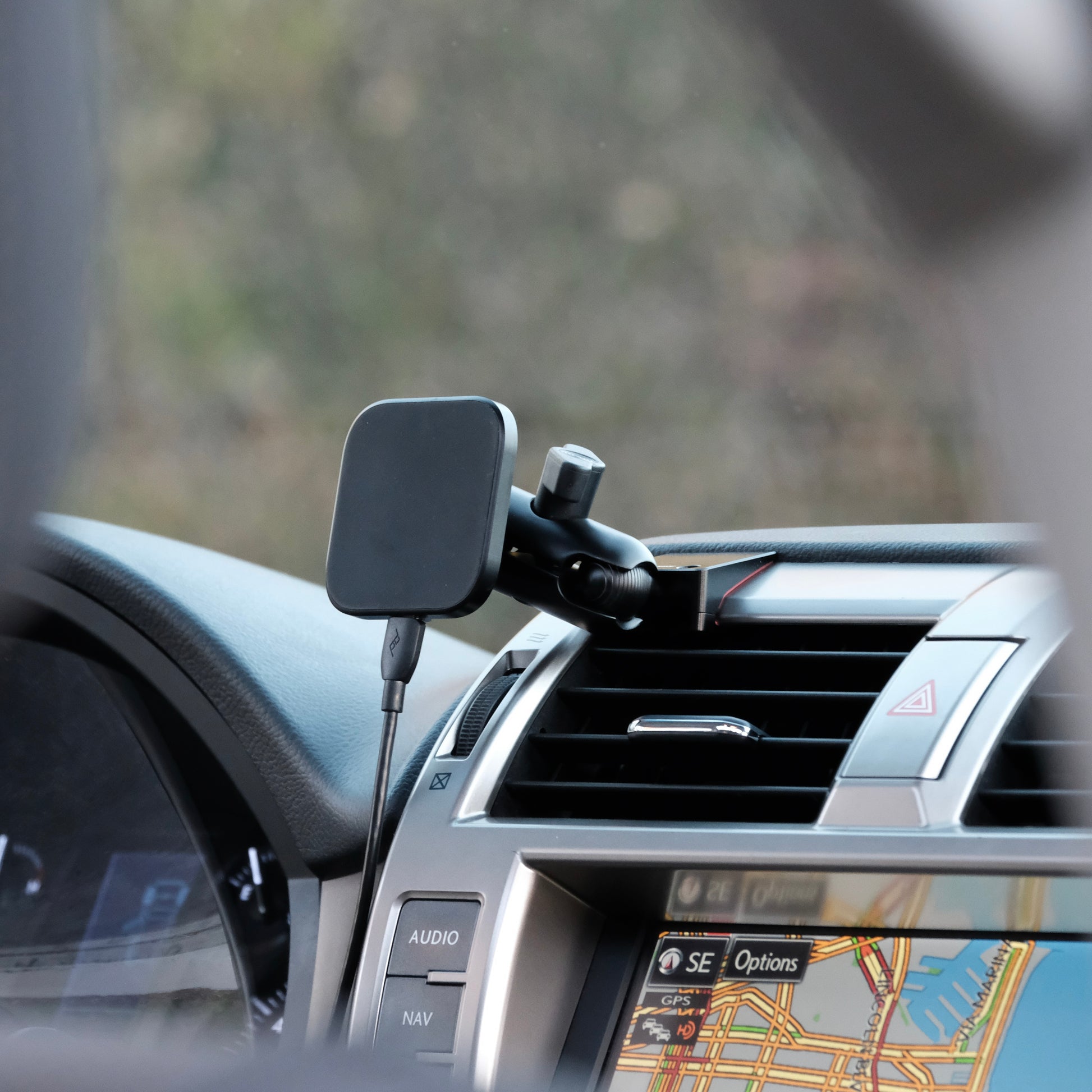 Lexus GX460 2010-2021 Magnetic Charging Phone Mount - Offroam