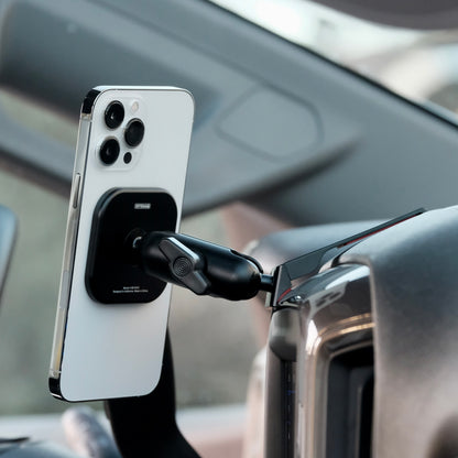 Chevrolet Silverado (2019-2024) | Silverado HD (2020-2024) and GMC Sierra 1500 (2019-2021) | Sierra HD (2020-2023) with 7-in.|8-in. display Phone Mount with MagSafe - Offroam