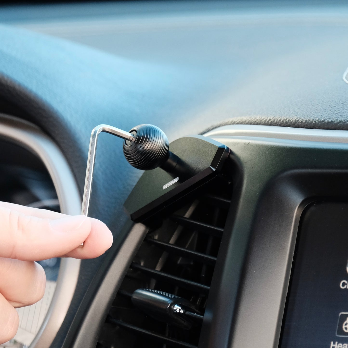 Offroam mounting base installed securely and simply without disassembly in a jeep Cherokee 2014 to 2018 using L key featuring a 20 mm ball connection
