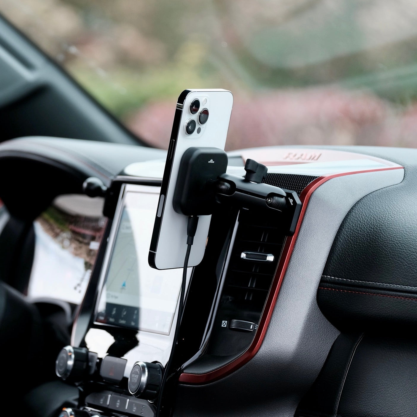 Magnetic Charging Phone Mount Kit - Ram 1500 (2019 - 2023) - Offroam