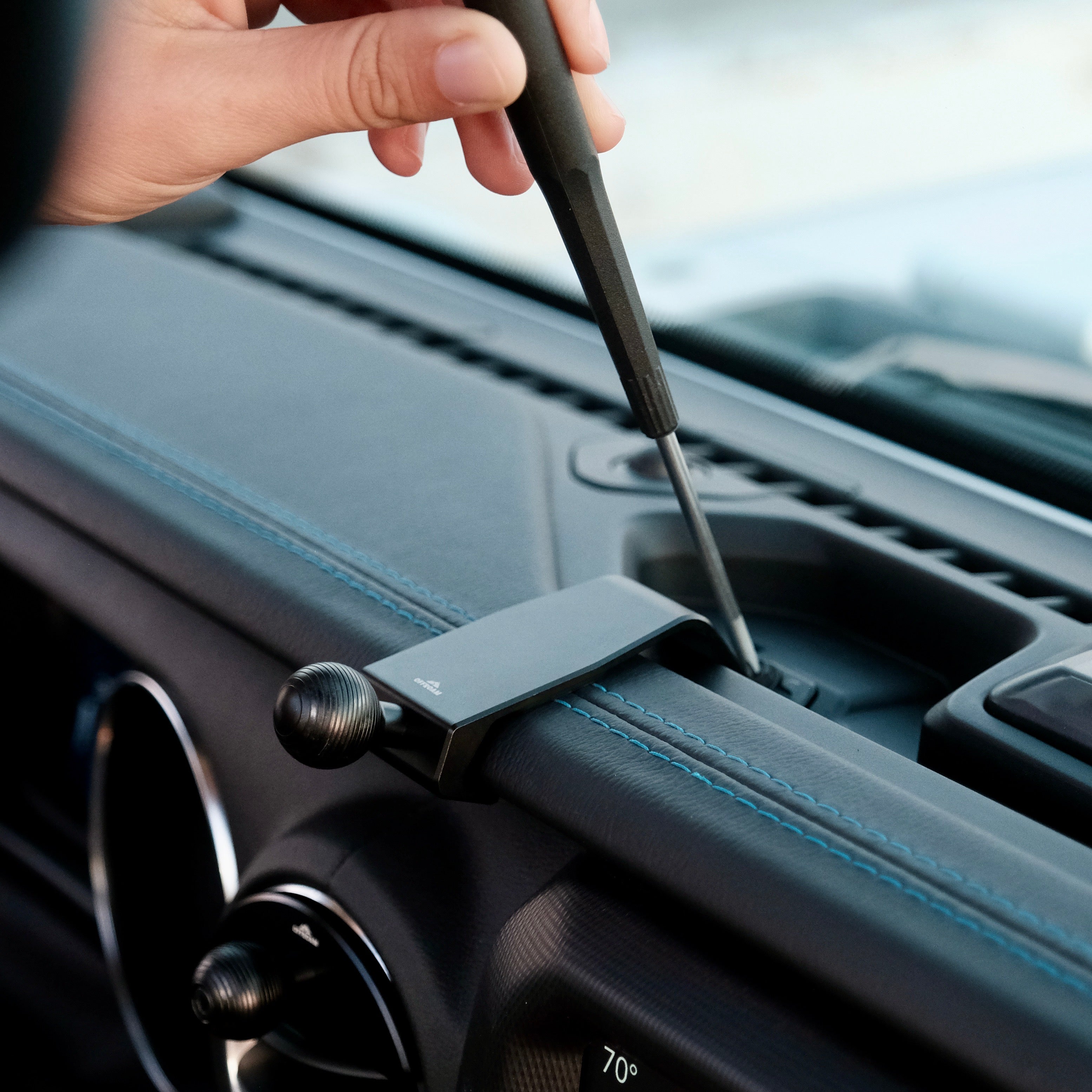 Jeep wrangler dash on sale phone holder