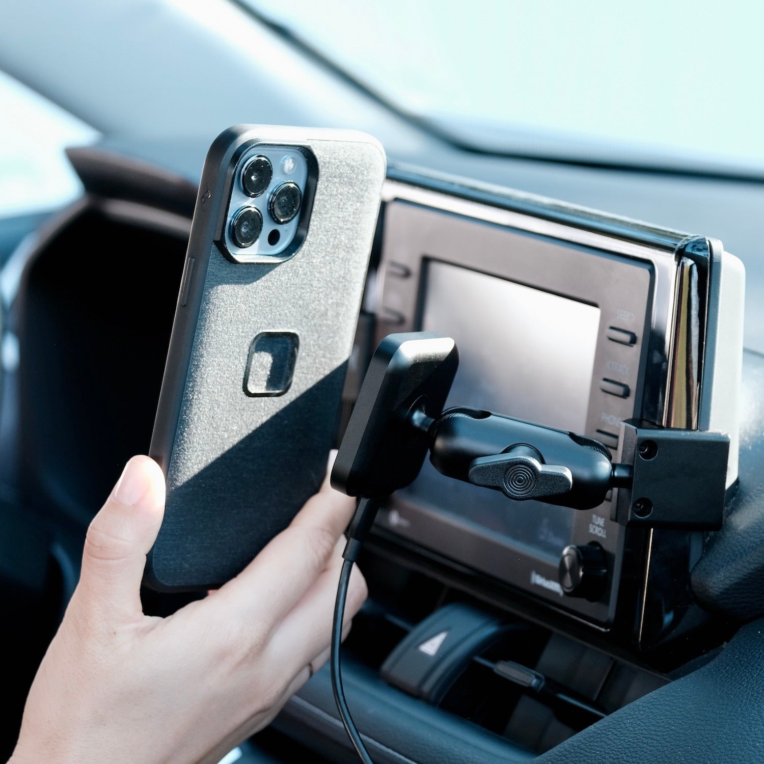 Magnetic Charging Phone Mount for Toyota RAV4 (2019-2022) - Offroam